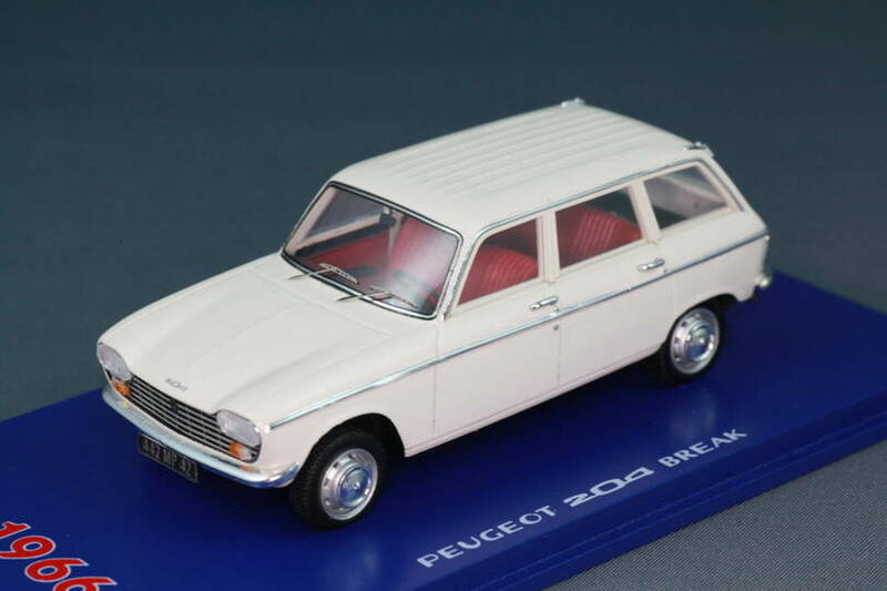 peugeot_204_break_1966_creme_01.jpg