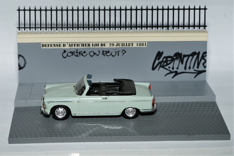 404 Cabriolet a partir d'une berline (Bel lu) Couleur incertaine Diorama presse.JPG