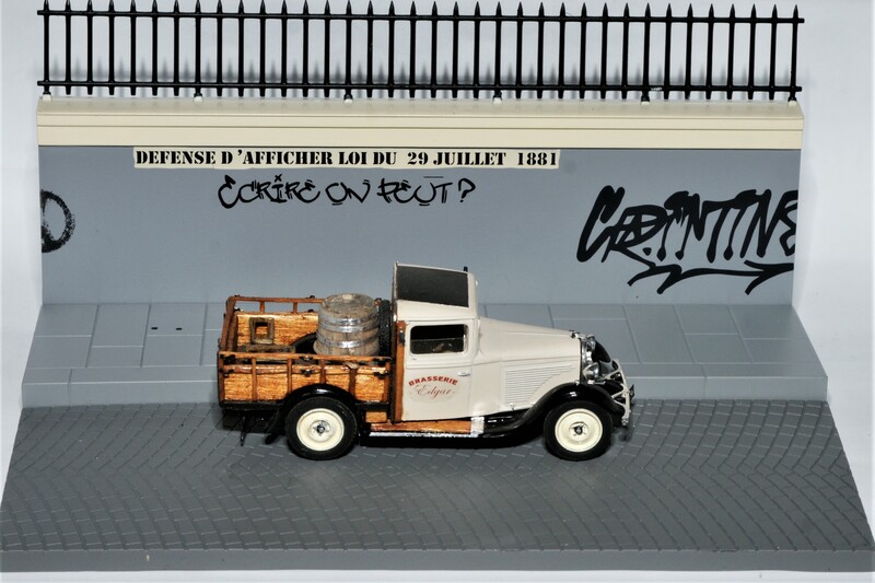Diorama presse Copie d'une voiture re elle photographiée à Vannes.  Base 201 berline Eligor Caisse en bois de boîte de camenbert, tonneau maison (3).JPG