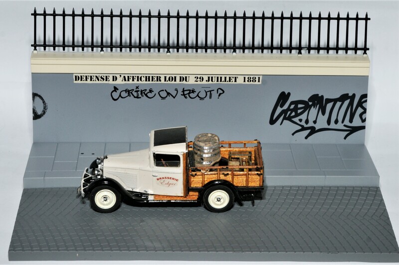 Diorama presse Copie d'une voiture re elle photographiée à Vannes.  Base 201 berline Eligor Caisse en bois de boîte de camenbert, tonneau maison (4).JPG