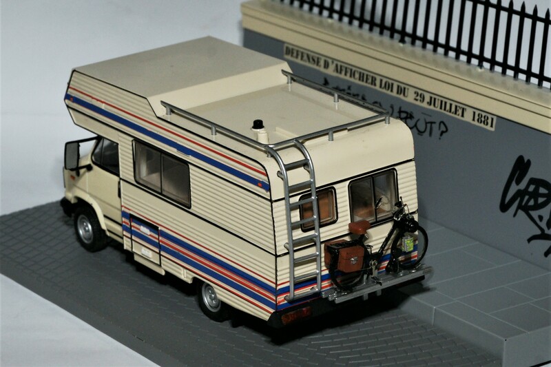 Diorama presse. Camping car Citroën devenu Peugeot. Solex Kit l'Obsidienne (2).JPG