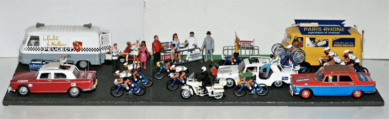 Diorama Tour de France avec voiture du directeur de course modifiée et quelques coureurs ainsi que quelques personnages adaptés (1).JPG
