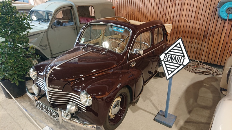 Renault 4cv découvrable 1950.JPG
