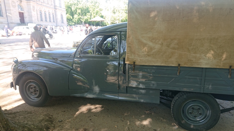 Peugeot 203 U plateau baché_a.JPG