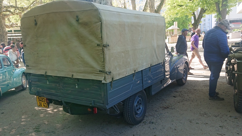 Peugeot 203 U plateau baché_c.JPG