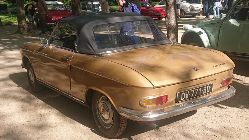Peugeot 204 Cabriolet_b.JPG