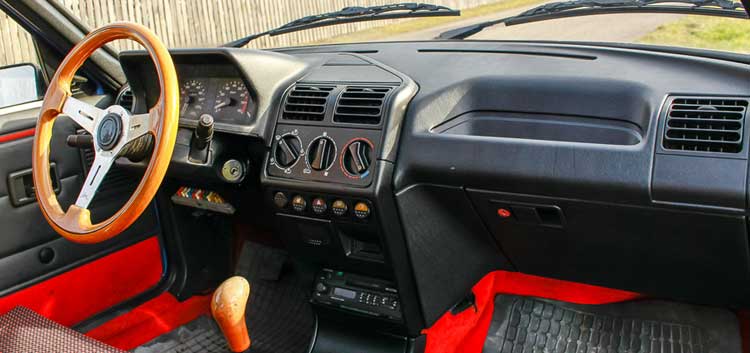 205 GTI Le Mans tableau de bord.jpg
