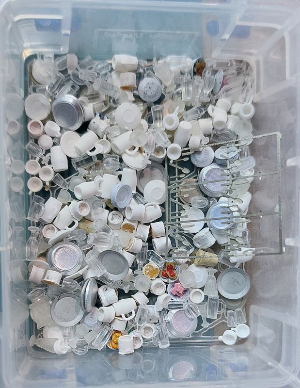 une boite à brin avec des verres, assiettes, couverts, tasses... à table !!!