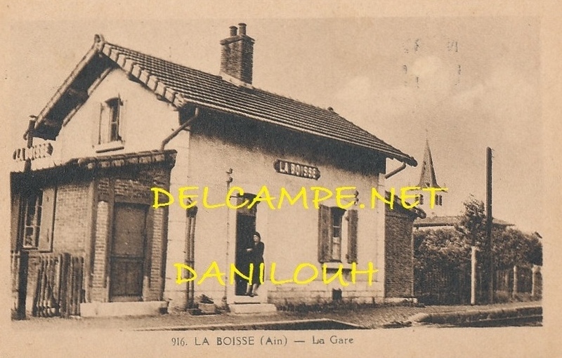 les deux excroissances en brique ont tranformé la maison de garde barrières en &quot;gare&quot;... sans doute un point d'arrêt, sans service des bagages. aucune idée de l'utilisation des deux additions, sans doute un abris pour les voyageurs et un local pour la vente ?
