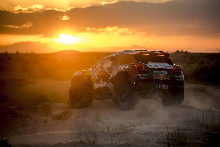 Peugeot 2008 DKR au coucher du soleil au Maroc