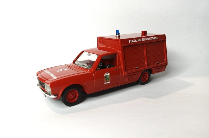 à partir d'une caisse peinte trouvée en bourse à 5 balles et d'une 504 break, Gérard a remonté une 404 pompiers. <br />grandes discussion pour savoir si les volets doivent rester rouges ou devenir alu... Même interrogation sur la couleur du gyro à cette époque !<br />et s'il y avait eu une antenne, où aurait-elle été branchée ?