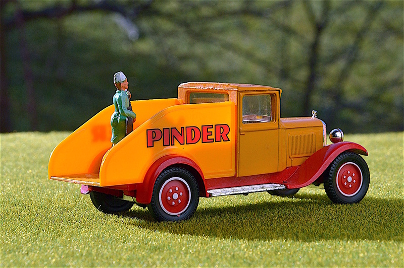 PINDER Parade2.jpg