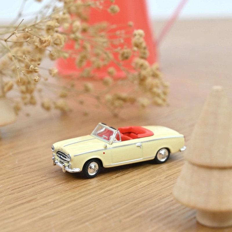 (Norev_HO 474344 Oa) 403 cabriolet jaune 1957.jpg