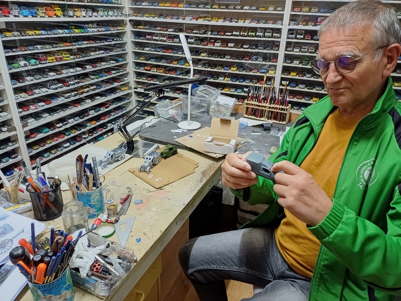 Dans son atelier, entouré de ses voitures (plus de 3000??), Gérard m'explique la dernière PEUGEOT ont il a reçu la reproduction en 3d...<br />j'avoue ne plus savoir de quoi il s'agit, si ce n'est que c'est une version d'un pays d'Amérique du Sud !