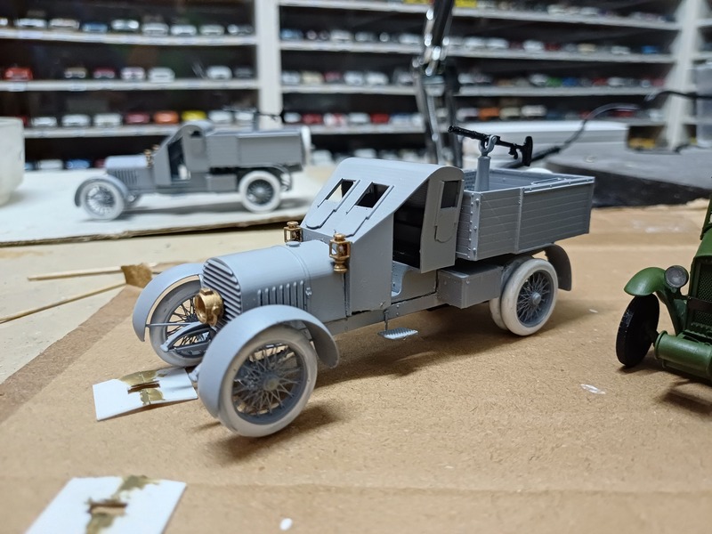 Gérard achève le montage d'une Autocanon 18 HP Type 146...<br />il s'agit d'un kit BLITZ en impression 3D...<br />compliqué à dégrapper, puis à monter sans casse, Gérard a vigoureusement protesté conte ma demande il y a quelques mois !