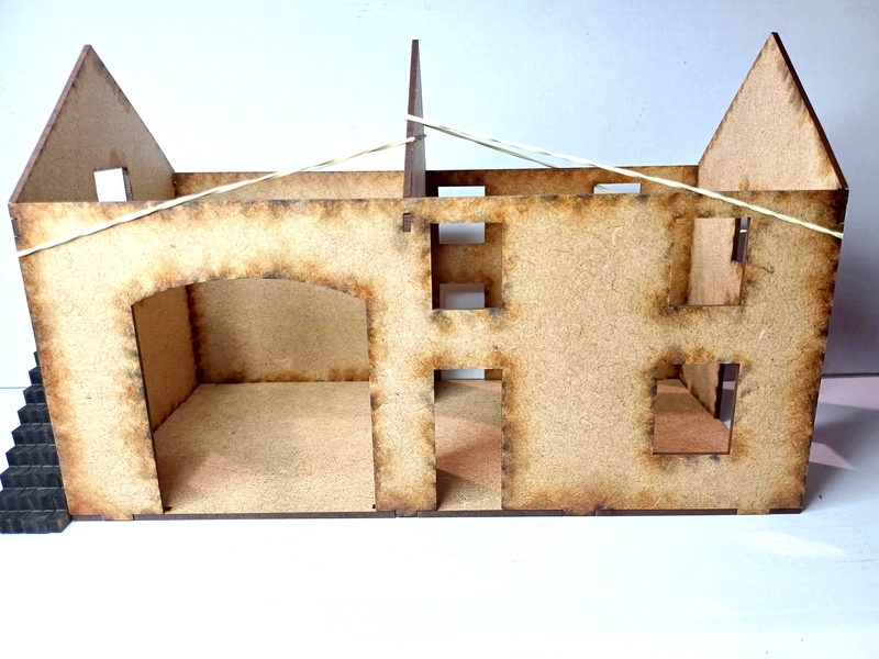 voici ce que donnent les murs tels que se présente le kit. la toiture et les huisseries et quelques pièces de parement sont encore dans la boite, mais cela donne une idée du volume.