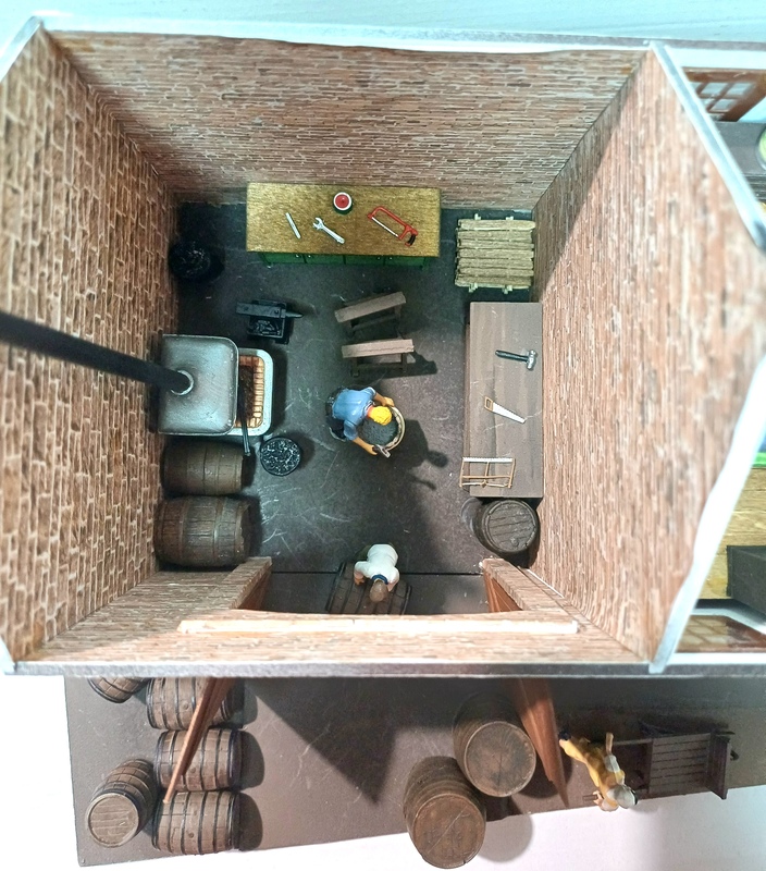 en vue de dessus, on voit un peu l'aménagement intérieur...<br />les douelles sont faites en bois de couvercle de camembert (la partie circulaire qui donne un galbe approchant celui du tonneau au final ! )- depuis cette photo, des détails ont été ajoutés !