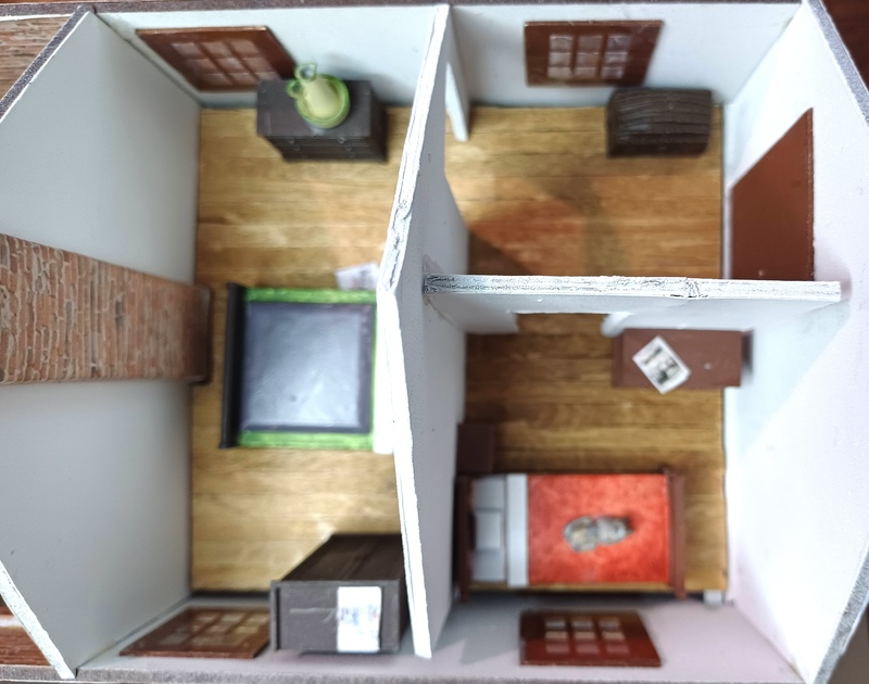 navré pour le manque de netteté de l'image. <br /><br />un chat fait un somme sur le lit de l'ouvrier. ce dernier a laissé sur sa commode un journal, sans doute l'Illustration !<br />dans la grande chambre, la cuvette et son broc permettent une toilette, quand madame a laissé tomber deux exemplaire de la Mode de Paris sous le lit, et monsieur a conservé un ancien catalogue Manufrance en haut de l'armoire !