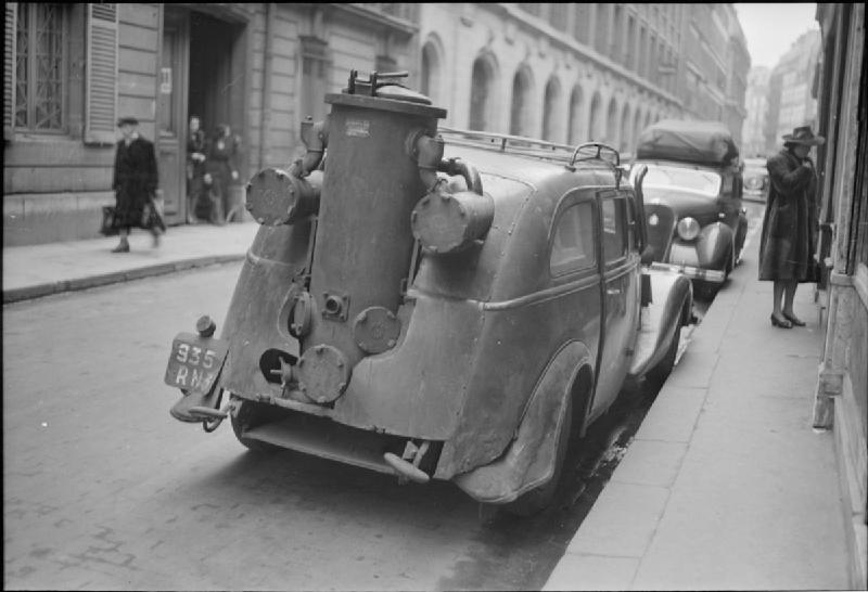 Parisian_Traffic,_Spring_1945-_Everyday_Life_in_Paris,_France,_1945_D24163.jpg