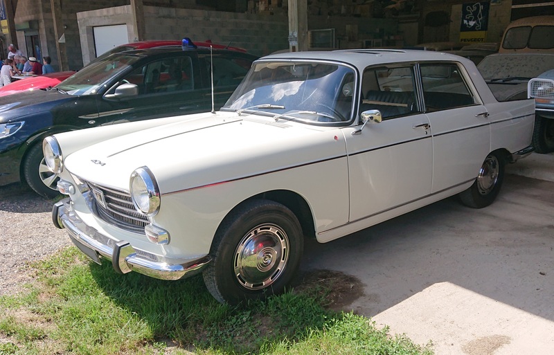 Peugeot 404 berline.jpg